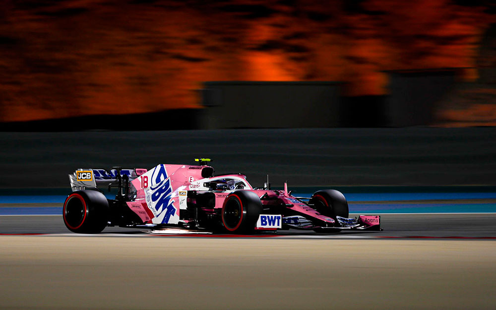 夜のバーレーン・インターナショナル・サーキットを走行するレーシングポイントのランス・ストロール、2020年F1バーレーンGP予選にて