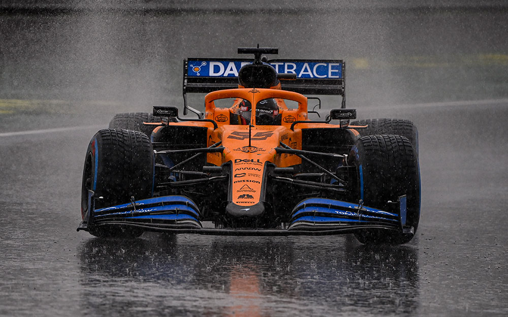雨のイスタンブール・パーク・サーキットを走行するマクラーレンのカルロス・サインツ、2020年F1トルコGP予選にて