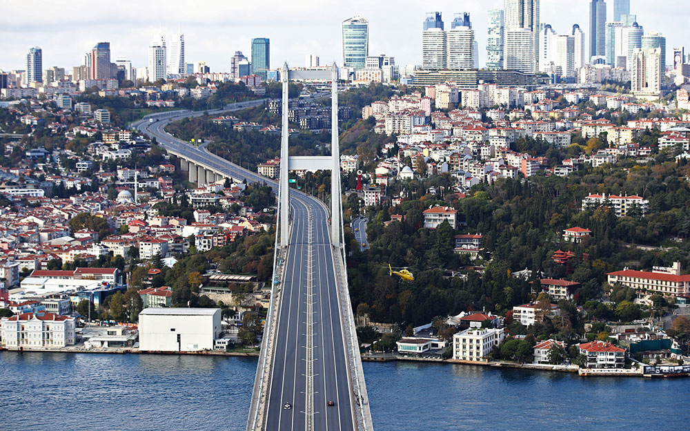 ヨーロッパとアジアを隔てるイスタンブールの「7月15日殉教者の橋」を走行するアルファタウリ・ホンダのピエール・ガスリーとレッドブル・ホンダのアレックス・アルボンを捉えた空撮画像