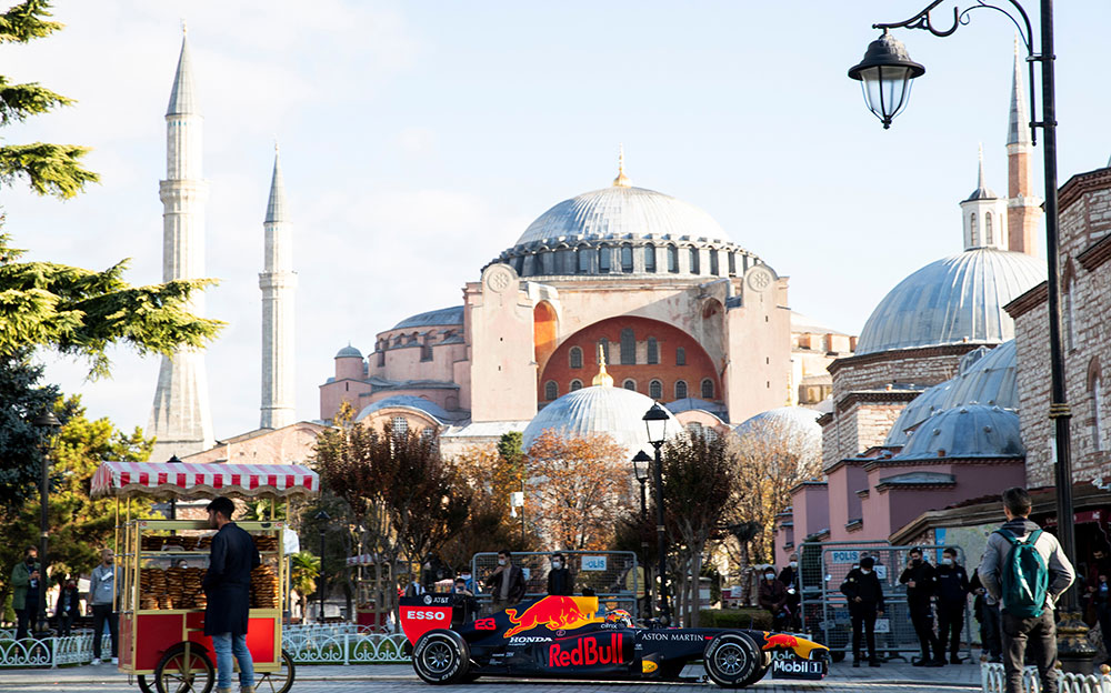 2020年11月09日、トルコのイスタンブールで開催されたレッドブル・イスタンブールのショーランで、スルタンアフメット広場を走行するレッドブル・レーシングRB7