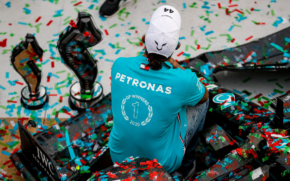2020年F1エミリア・ロマーニャGPで優勝を飾り、メルセデスのコンストラクターズ選手権7連覇を記念するTシャツを着用したルイス・ハミルトン