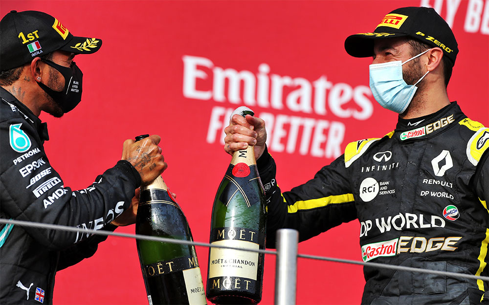 2020年F1エミリア・ロマーニャGPの表彰台で乾杯するルイス・ハミルトンとダニエル・リカルド