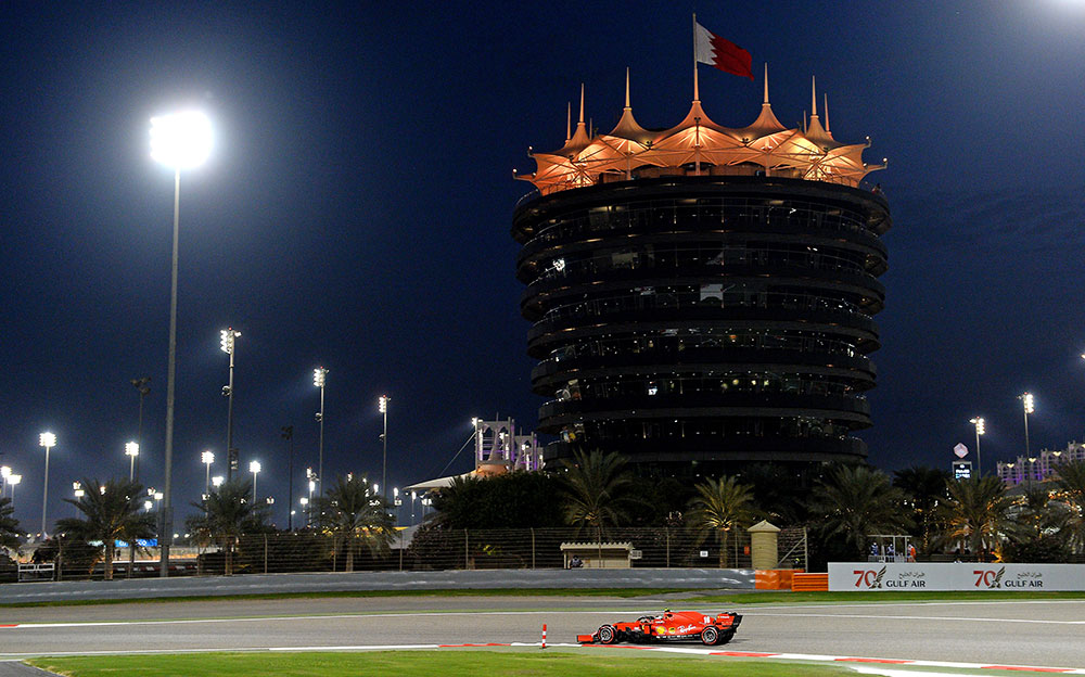夜のバーレーン・インターナショナル・サーキットとスクーデリア・フェラーリSF1000、2020年F1バーレーンGP予選