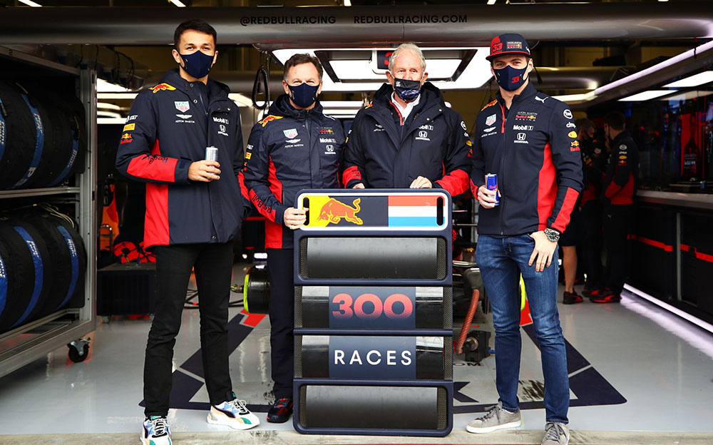 ガレージの前で「300」をの数字が入ったボードを手に立つレッドブル・ホンダのアレックス・アルボン、クリスチャン・ホーナー代表、ヘルムート・マルコ、マックス・フェルスタッペン、2020年F1トルコGP