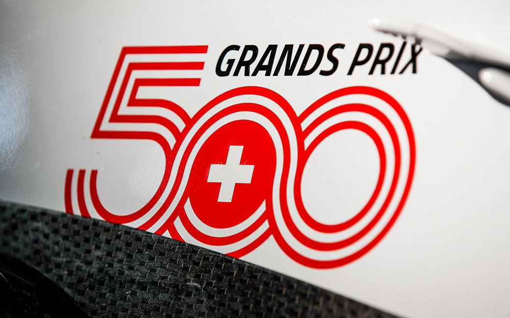 アルファロメオ・レーシングC39の車体に掲げられた通算500戦目を祝うロゴ