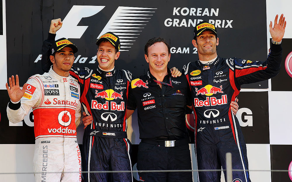 2011年F1トルコGPで表彰台に上がったマクラーレンのルイス・ハミルトンとレッドブルのセバスチャン・ベッテル、マーク・ウェバー、クリスチャン・ホーナー