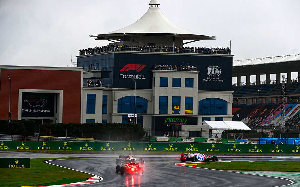 雨のイスタンブール・パーク・サーキットの最終コーナー、2020年F1トルコGP予選にて