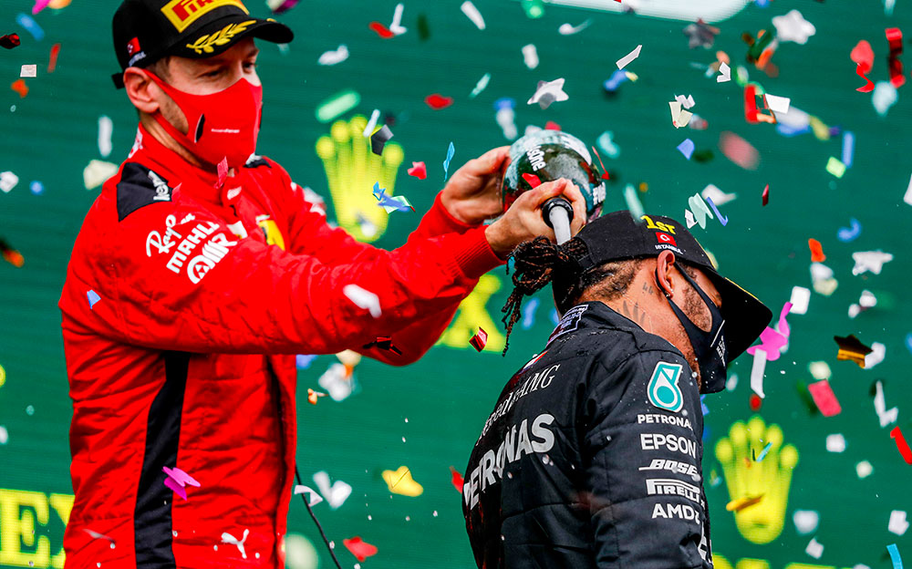 2020年F1トルコGPで優勝し7度目のタイトルを獲得したルイス・ハミルトンにシャンパンを掛けて祝福するセバスチャン・ベッテル