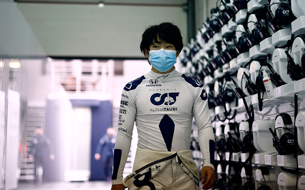 イモラ・サーキットのガレージ内を歩く角田裕毅、2020年11月4日イモラテストにて