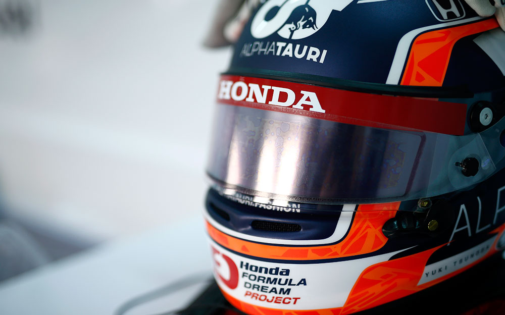 角田裕毅 初のF1マシンテストに持ち込まれた新しいレーシングヘルメット