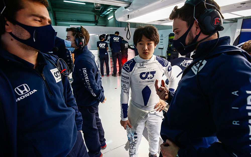 ガレージ内でエンジニアと会話する角田裕毅、初のF1マシンテスト、2020年11月4日イモラ・サーキットにて