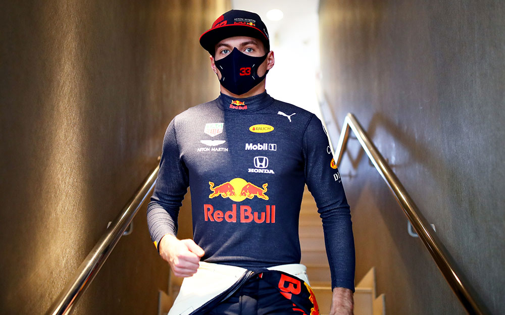 ヤス・マリーナ・サーキットのパドックを歩くレッドブル・ホンダのマックス・フェルスタッペン、2020年F1アブダビGP