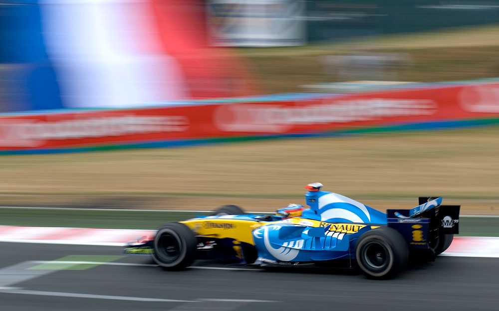 ルノーの2005年型F1マシン「R25」をドライブするフェルナンド・アロンソ