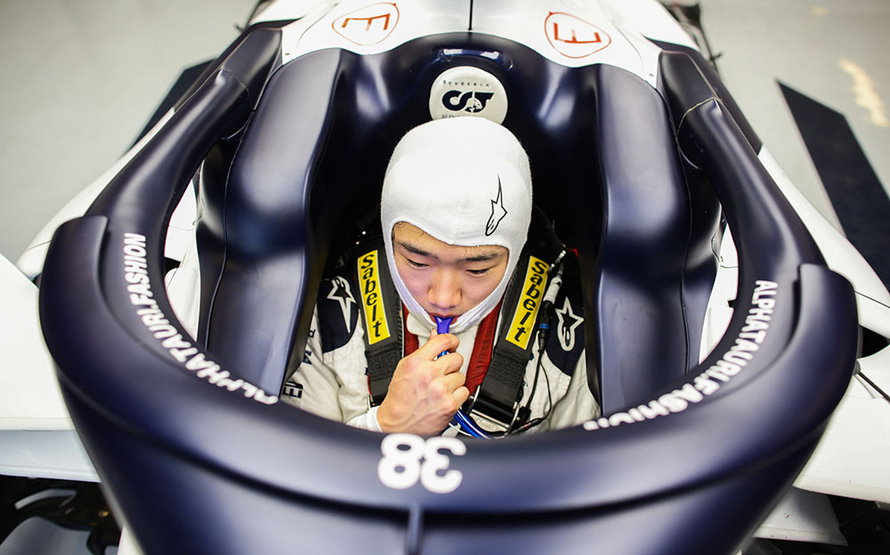アルファタウリ・ホンダAT01のコックピット内でドリンクを飲む角田裕毅、2020年F1アブダビテスト