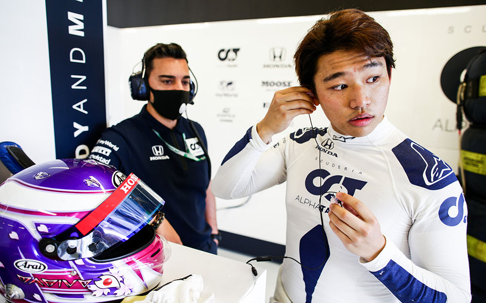 アルファタウリ・ホンダのレーシングスーツを着た佐藤万璃音、2020年F1アブダビテストにて