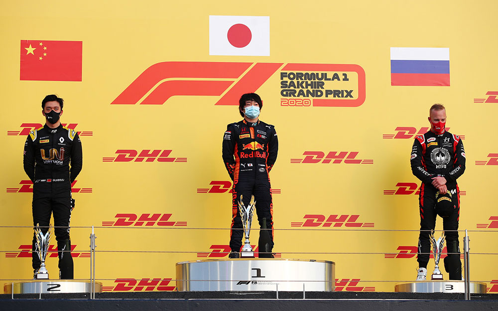 2020年F1サクヒール レース1で表彰台に上がった角田裕毅、ニキータ・マゼピン、周冠宇