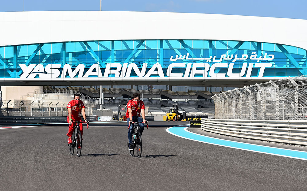 自転車でコースを走りヤス・マリーナ・サーキットの下見をするフェラーリのシャルル・ルクレール、2020年F1アブダビGP