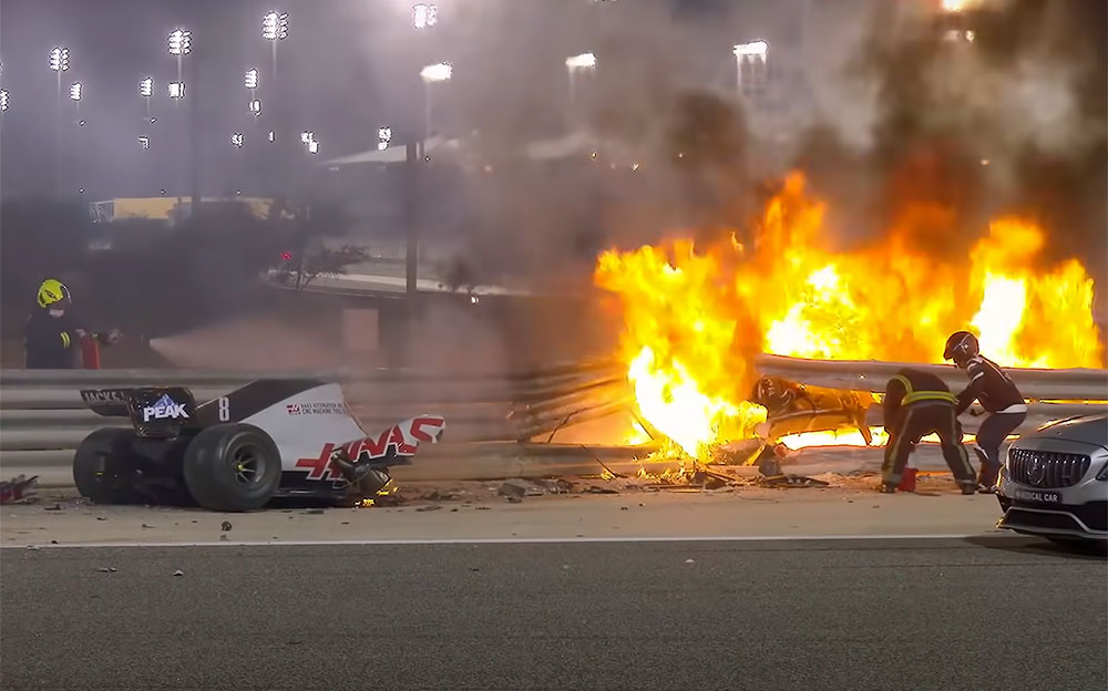 燃え盛る炎に巻かれたロマン・グロージャン、2020年F1バーレーンGPにて