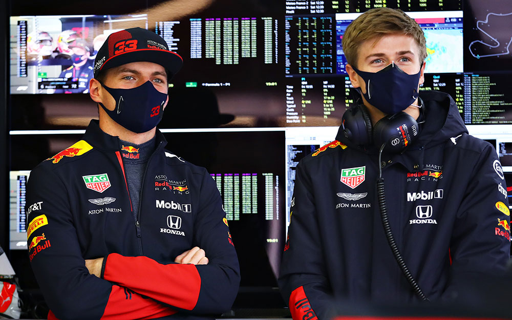 ユーリ・ヴィップスとマックス・フェルスタッペン、2020年F1トルコGP レッドブル・ホンダのガレージ内にて