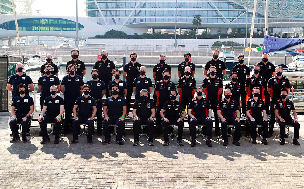 シーズン最終アブダビGPで記念撮影するホンダF1の現場チーム