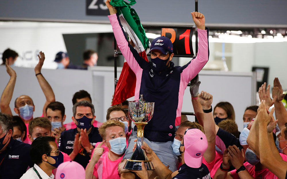 2020年F1サクヒールGPで初優勝を飾ったセルジオ・ペレスとレーシング・ポイントF1チームのメンバー