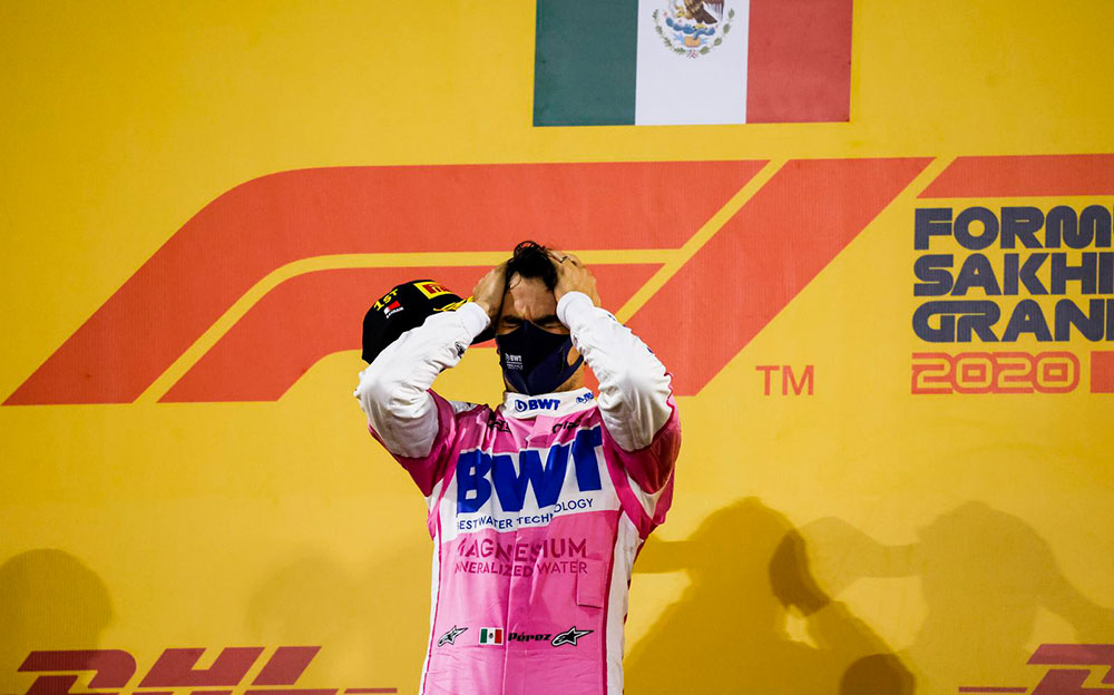 初優勝を飾った表彰台の上でメキシコ国歌を聞きながら頭を抱えるレーシング・ポイントF1チームのセルジオ・ペレス