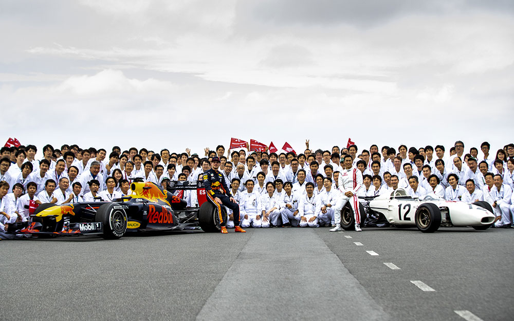 2019年10月08日、F1日本GP前にホンダのHRD-Sakuraファクトリーで行われたマックス・フェルスタッペンと佐藤琢磨、ホンダ社員の記念撮影