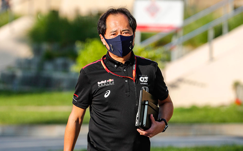 バーレーン・インターナショナル・サーキットのパドックを歩くホンダF1の現場統括責任者を務める田辺豊治テクニカル・ディレクター