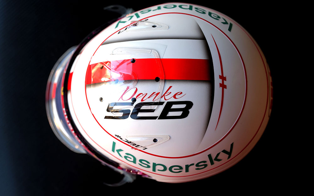 セバスチャン・ベッテルのフェラーリでの最後のレースでシャルル・ルクレールが着用したヘルメット