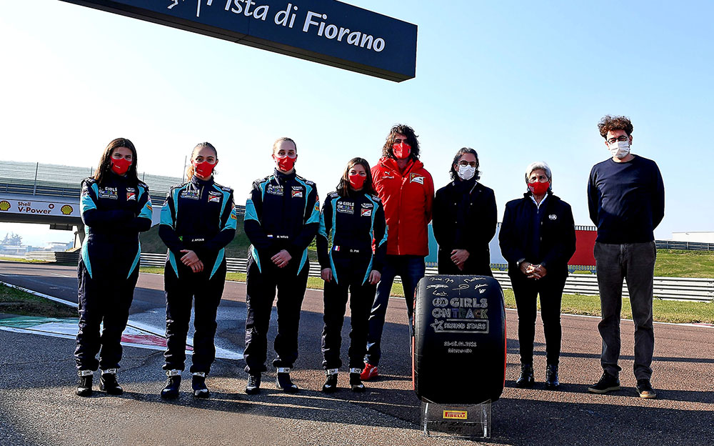 2020年FIAガールズ・オン・トラック・ライジングスターズの最終ステージに進んだ4名の若手女性ドライバーとスクーデリア・フェラーリのマッティア・ビノット代表