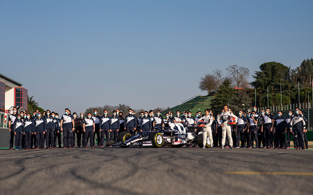 角田裕毅とピエール・ガスリー含むチーム集合写真、イモラ・サーキットでのアルファタウリ・ホンダ2021年型F1マシン「AT02」のシェイクダウンにて、2021年2月25日