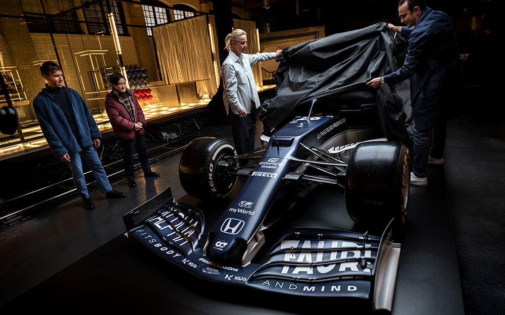 2021年2月15日、オーストリアのザルツブルクで開催された「スデリア・アルファタウリAT02 Livery Reveal 2021 - Fashion meets Formula 1」での角田裕毅とピエール・ガスリー