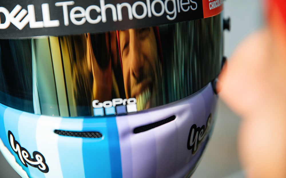 マクラーレンF1チームのダニエル・リカルドの2021年仕様のレーシングヘルメット