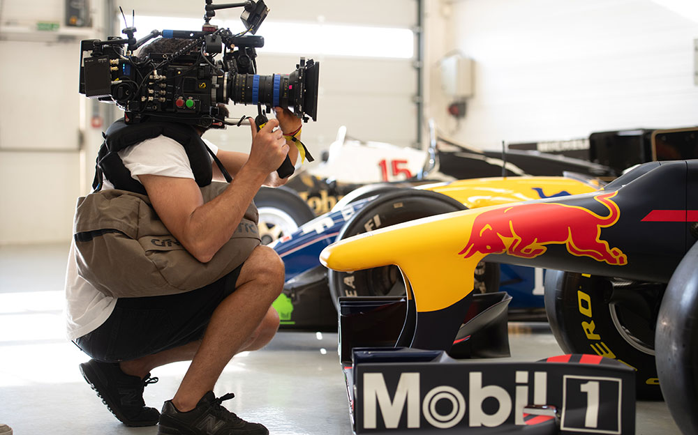 F1マシンを撮影するNetflixのカメラマン、Formula 1: 栄光のグランプリ - プロダクションスチール