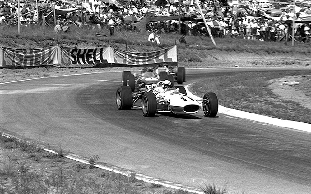 ホンダのF1マシン「RA273」を駆るジョン・サーティース、1967年南アフリカGP、キャラミGPサーキットにて (1)