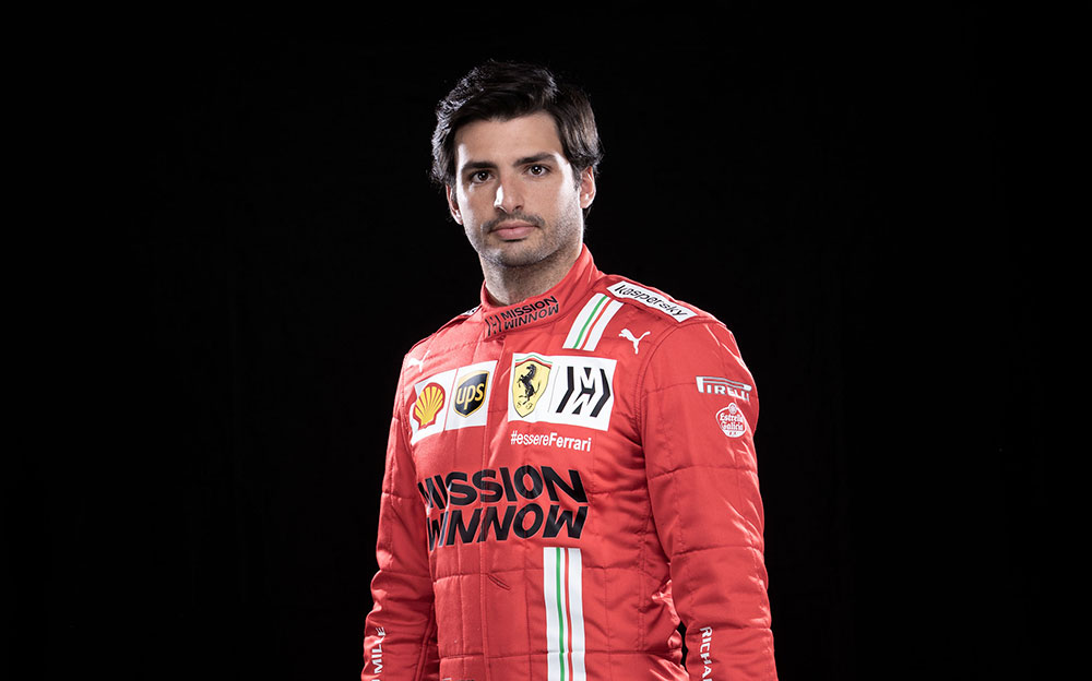 2021年シーズン用のレーシングスーツを着用したスクーデリア・フェラーリのカルロス・サインツ