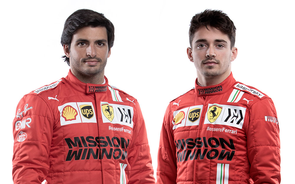 2021年シーズン用のレーシングスーツを着用したスクーデリア・フェラーリのカルロス・サインツとシャルル・ルクレール