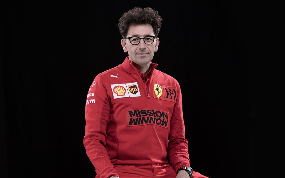 2021年シーズン用のチームウェアを着用したスクーデリア・フェラーリのチーム代表を務めるマッティア・ビノット