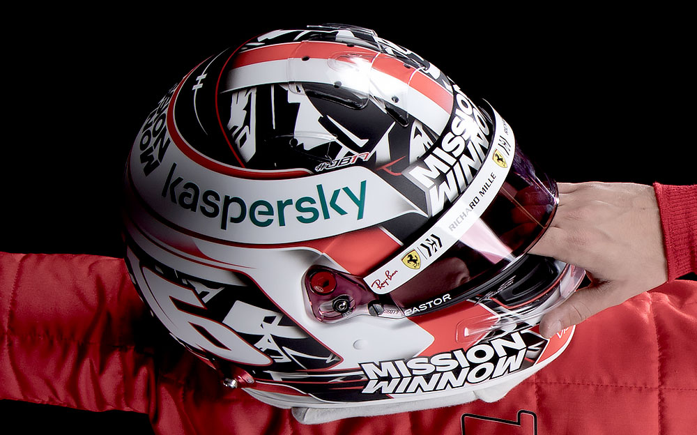 2021年のシャルル・ルクレール（フェラーリ）のヘルメット画像