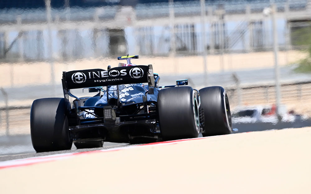 F1プレシーズンテストでバーレーン・インターナショナル・サーキットを走行するメルセデスW12の後ろ姿、2021年3月12日