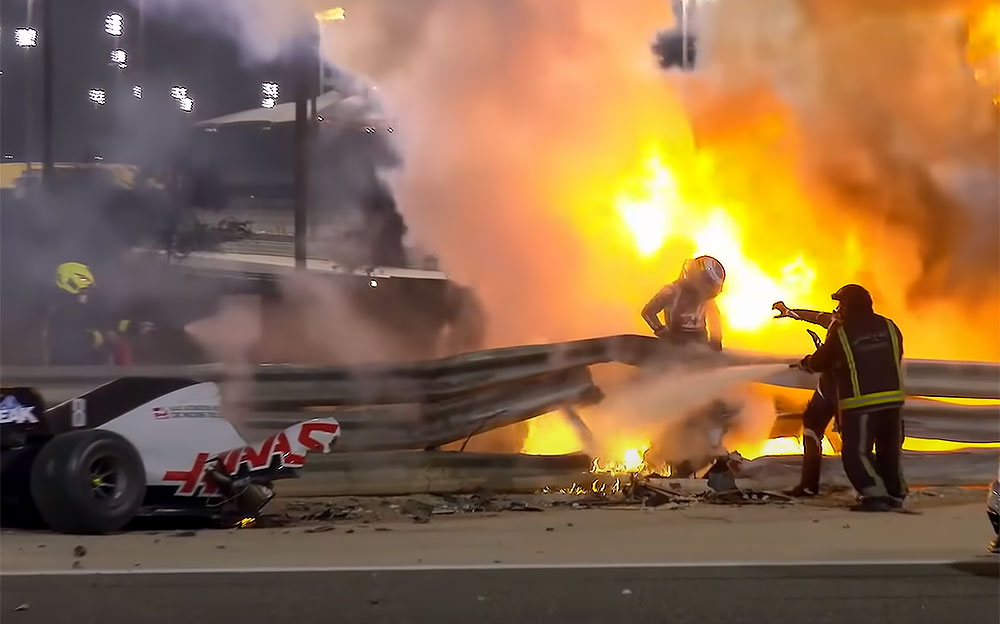 事故によって炎上したハースVF-20から脱出するロマン・グロージャン、2020年F1バーレーンGPにて
