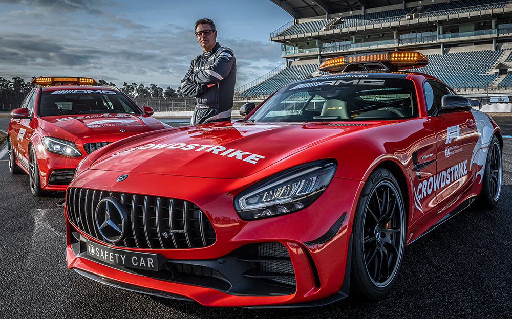 メルセデスの2021年公式F1セーフティーカー「AMG GT R」とメディカルカー「AMG C63 S エステート」とベルント・マイレンダー