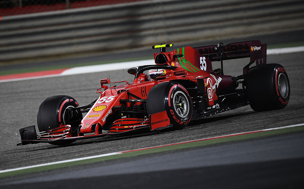 F1バーレーンGP決勝レースを戦うスクーデリア・フェラーリのカルロス・サインツ、2021年3月28日