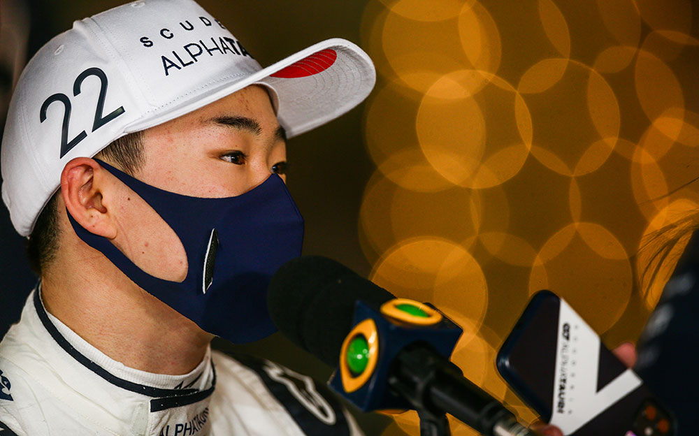 F1バーレーンGP決勝レースを9位で終えてインタビューに答えるアルファタウリ・ホンダの角田裕毅、2021年3月28日