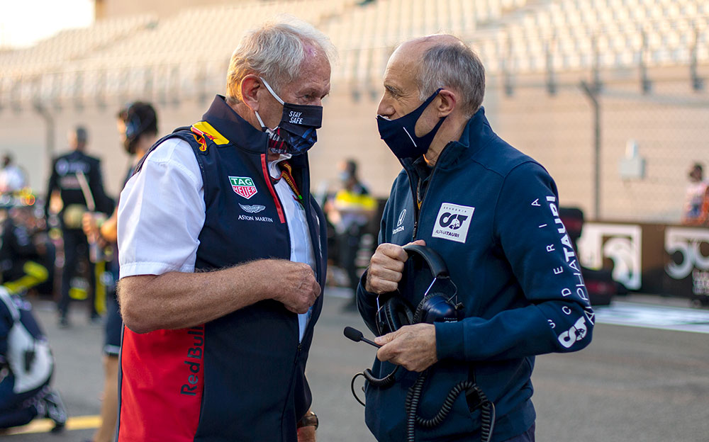 2020年12月13日、F1アブダビGPを前にグリッド上で話をするアルファタウリ・ホンダのフランツ・トスト代表とレッドブルのヘルムート・マルコ