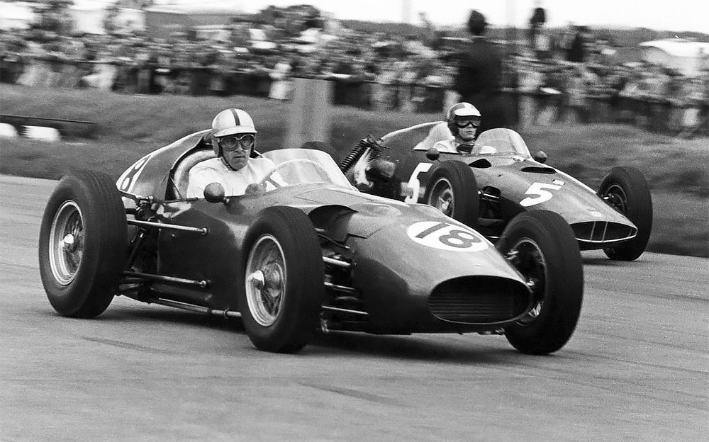 アストンマーチン「DBR5」を駆るロイ・サルヴァドーリ、1960年F1イギリスGPにて