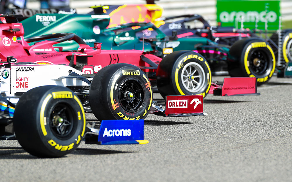 2021年F1シーズンのスタートに向けてバーレーン・インターナショナル・サーキットのグリッドで行われた全F1マシン揃っての撮影会