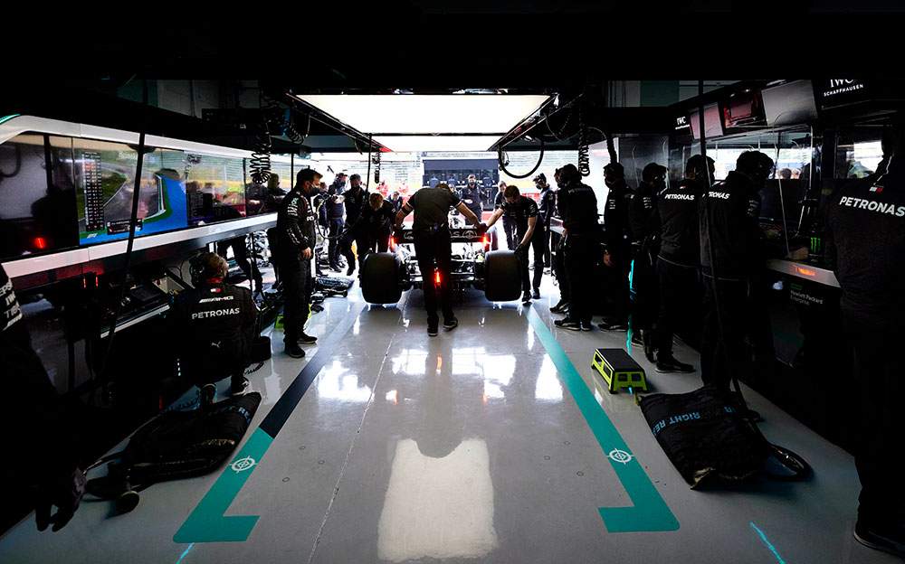 メルセデスのガレージ内に運び込まれるW12、2021年F1エミリア・ロマーニャGP