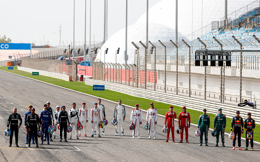 バーレーン・インターナショナル・サーキットのグリッドに立つ2021年シーズンのF1レギュラードライバー達