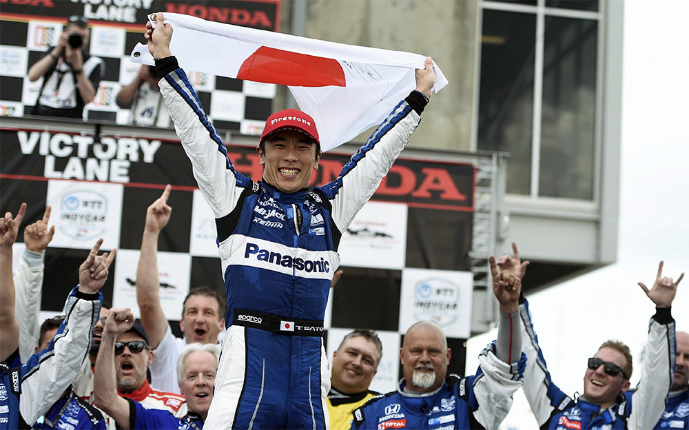 2019年インディカー・アラバマGPを制して日本国旗を掲げるレイホール・レターマン・ラニガン・レーシングの佐藤琢磨